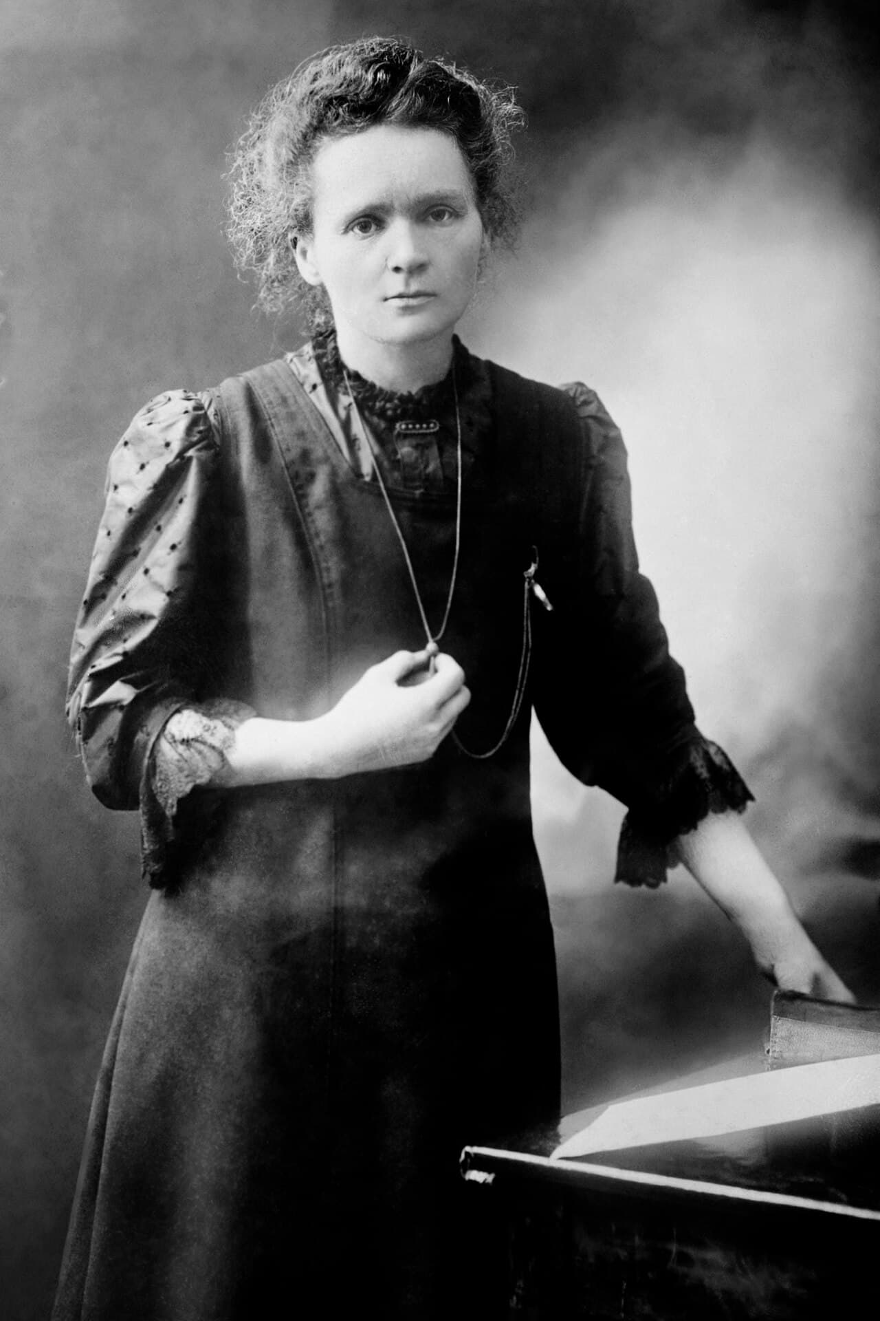 Мария Склодовская-Кюри, портрет около 1898 года, первая женщина — лауреат Нобелевской премии